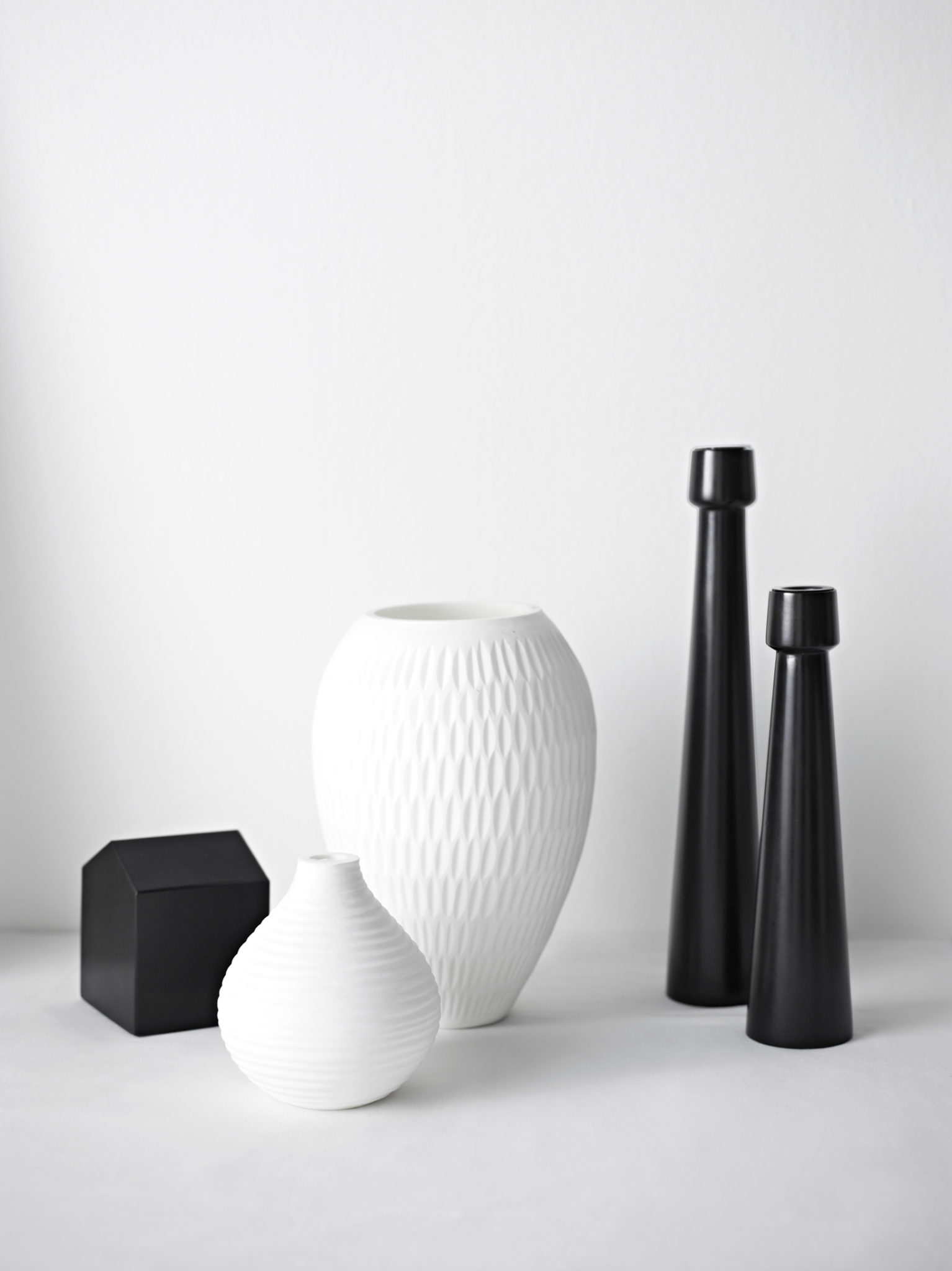 I love the texture of the white vessels paired with the high gloss of the black candlesticks 