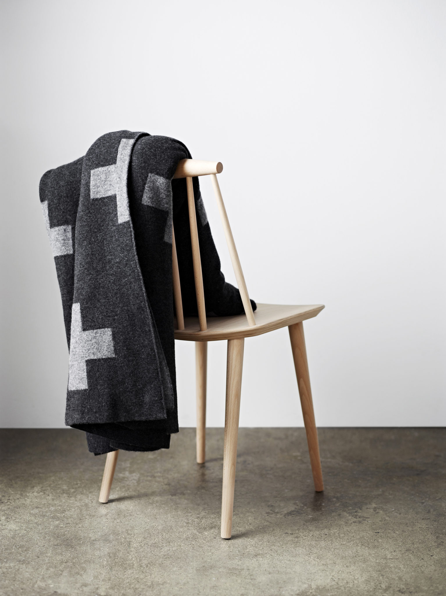 This throw reminds me of the even popular Crux Blanket by Swedish designer Pia Wallen