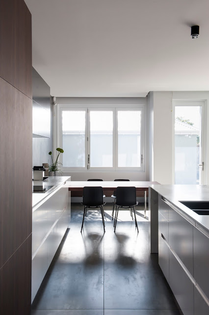 kitchen-minosa-design-xxl-concrete-tile-oversized-walnut-layered-diferent-award-wining-design-2015-corian-blum-led-black-ikea-stool-recessed-handle_02 (12)