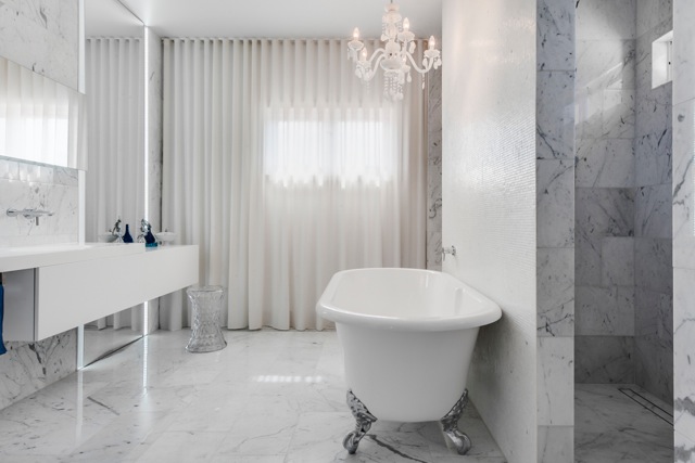 minosa-design-fresh-white-bathroom-parents-retreat-carrera-marble-bisazza-rain-white-victoria-albert-bath-claw-scooped-recessed-hung-lift-shaving-cabinet-hidden-toilet-shower-design-chandelier-led-01