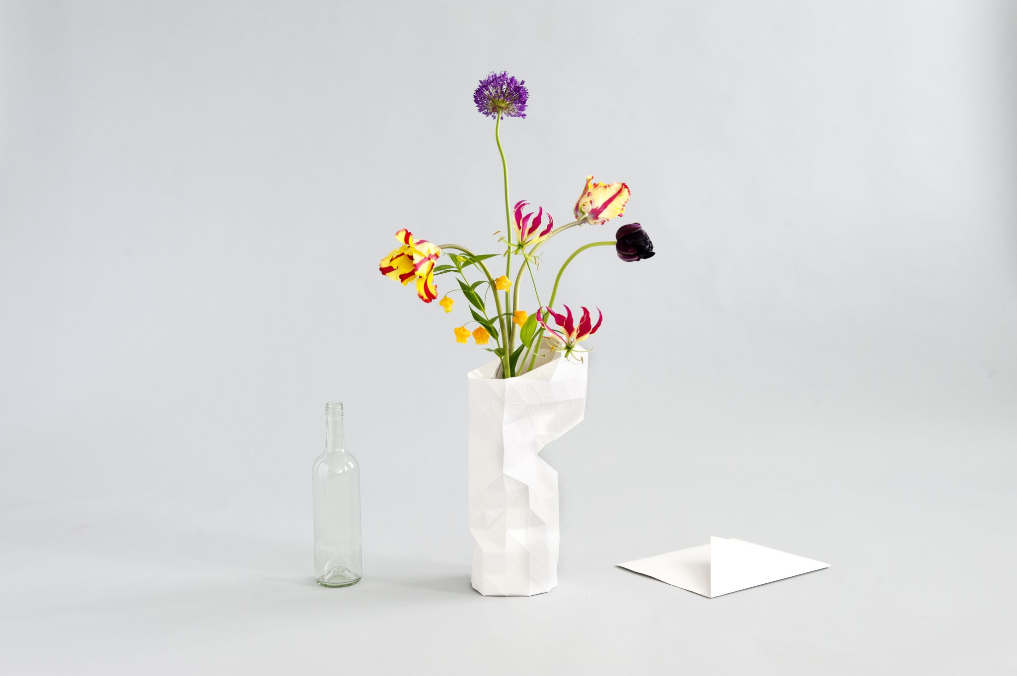 Pepe Heykoop & Tiny Miracles - Paper Vase Cover 3 PHOTO BY ANNEMARIJNE BAX