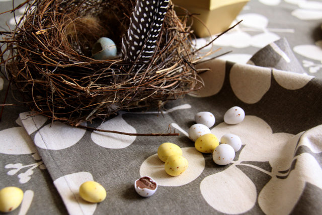 Dandi Easter eggs table setting_M