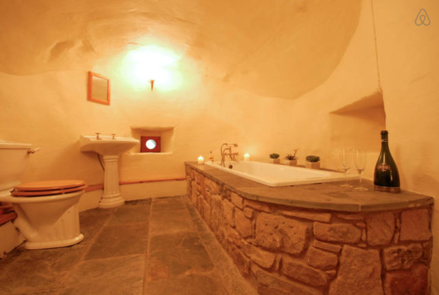 Scottish castle bathroom. Click through for more.