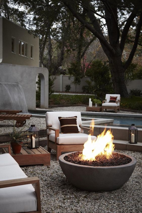 Outdoor fire pit