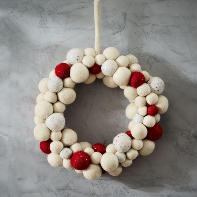 felt-ball-sparkle-wreath-red-d4161-z