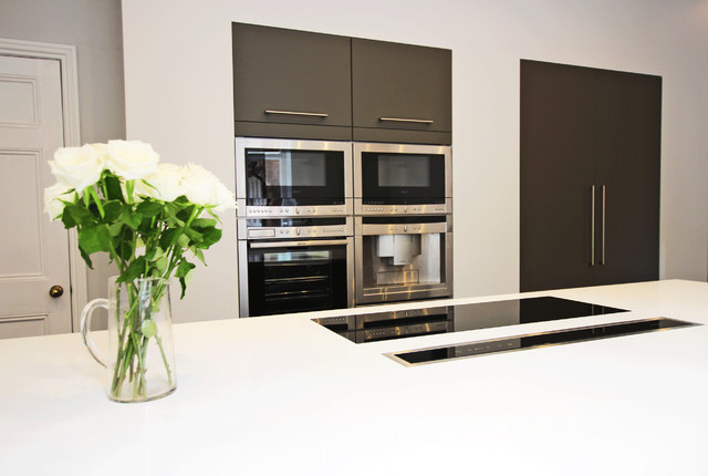 Fitted kitchen with integrated outlet appliances