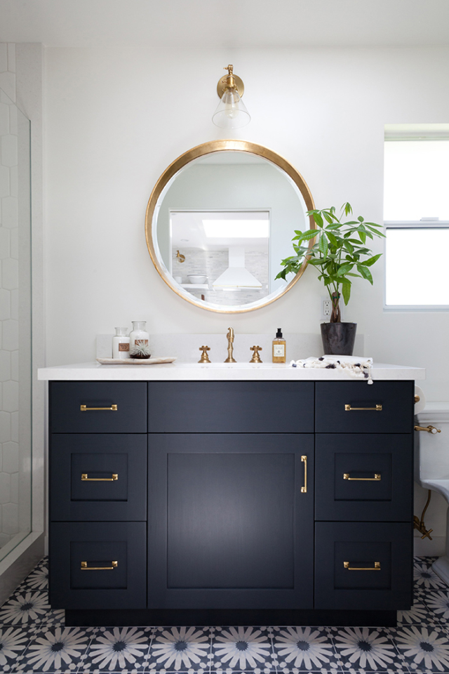 Monochrome tiling is the standout feature in this bathroom. Image source: Pinterest/Cushla Cappie