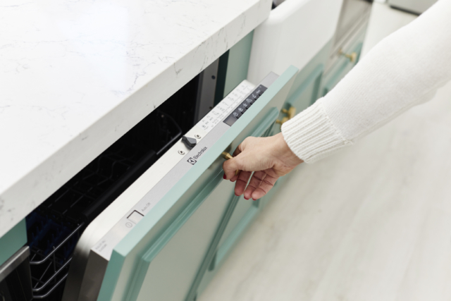 The integrated dishwasher ensures a seamless finish