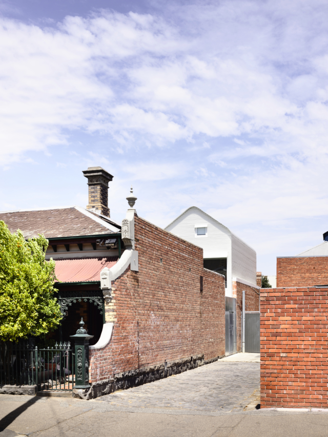 The original terrace and modern extension are separated by an internal courtyard