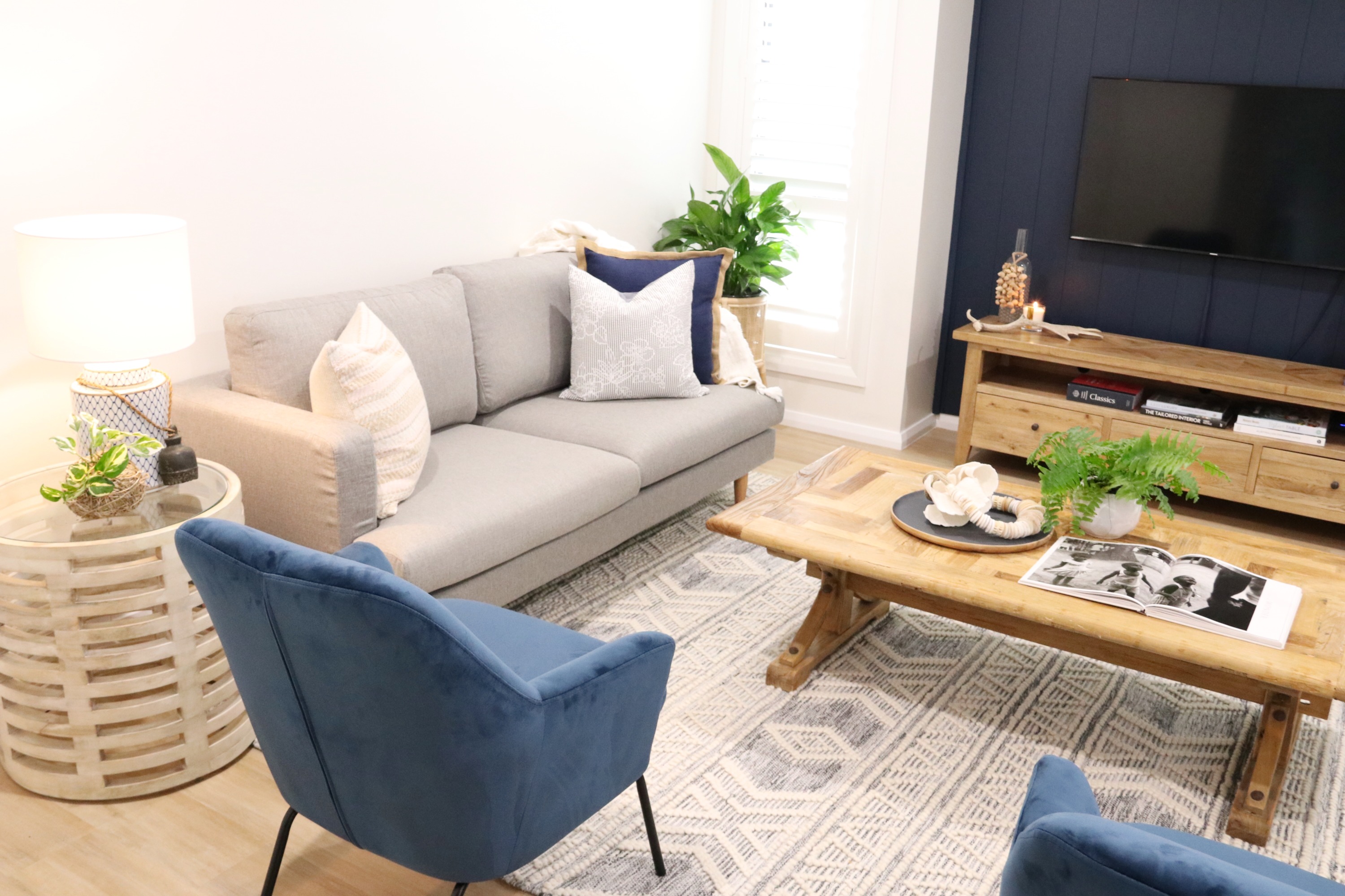 Living room layout: a space for TV and conversation! - The Interiors Addict