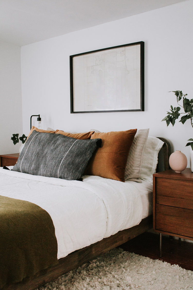 4 different ways to style bed pillows - How to make your bed like an interior designer. 4 pillow layouts and styles by Nadine Stay.