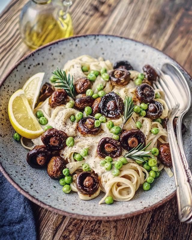 cashew-alfredo-pasta-with-rosemary-mushrooms