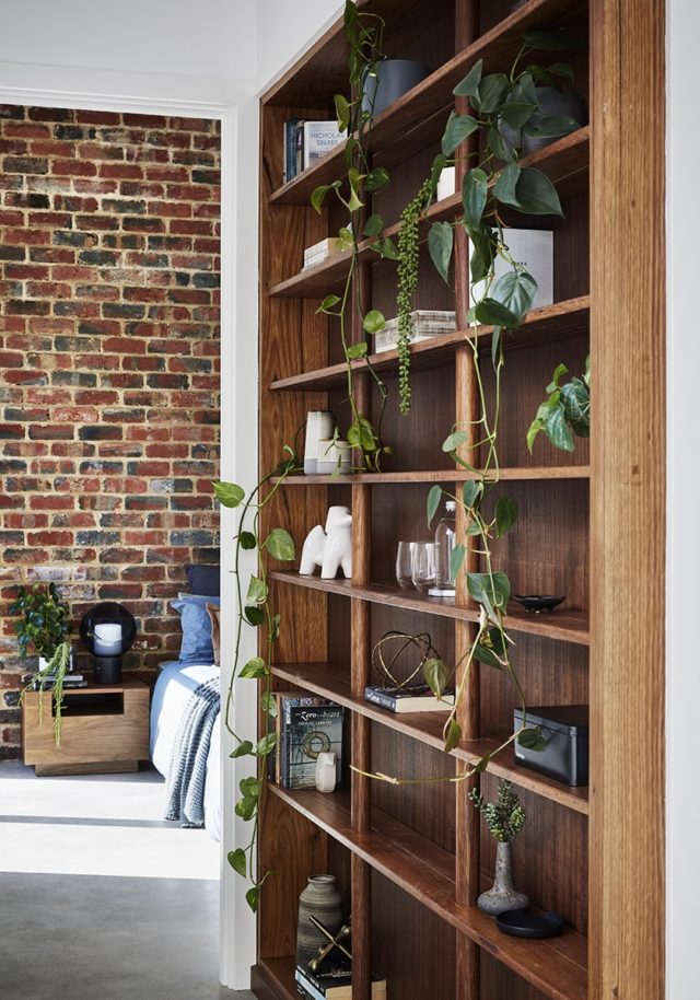 The gorgeous impromptu bookshelf