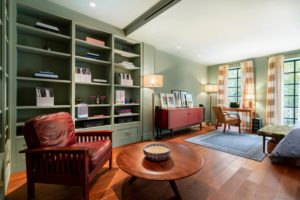 Step inside Carrie Bradshaw's New York City brownstone apartment - The