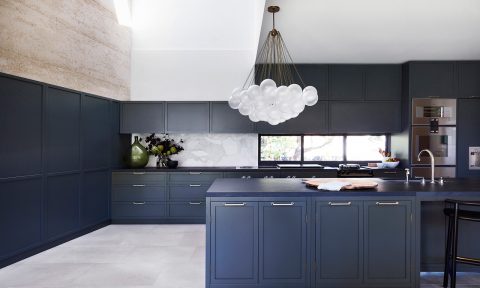 2.-Navy-blue-in-all-the-right-places-The-Village-House-by-Luigi-Rosselli-Architects-on-Houzz.-Interior-Design-by-Decus-Interiors.-Photography-by-Prue-Ruscoe