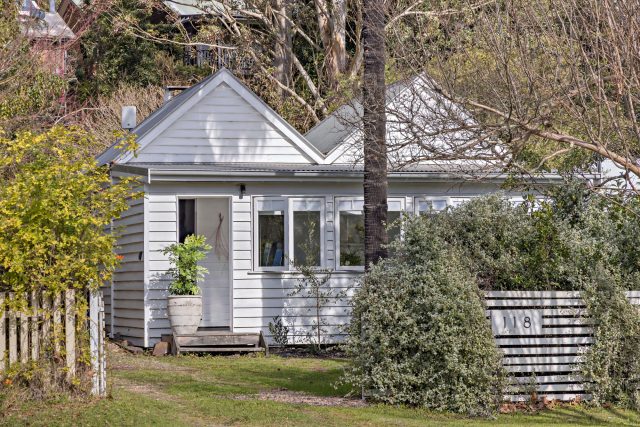 Artist’s insta-worthy Kangaroo Valley cottage is up for sale