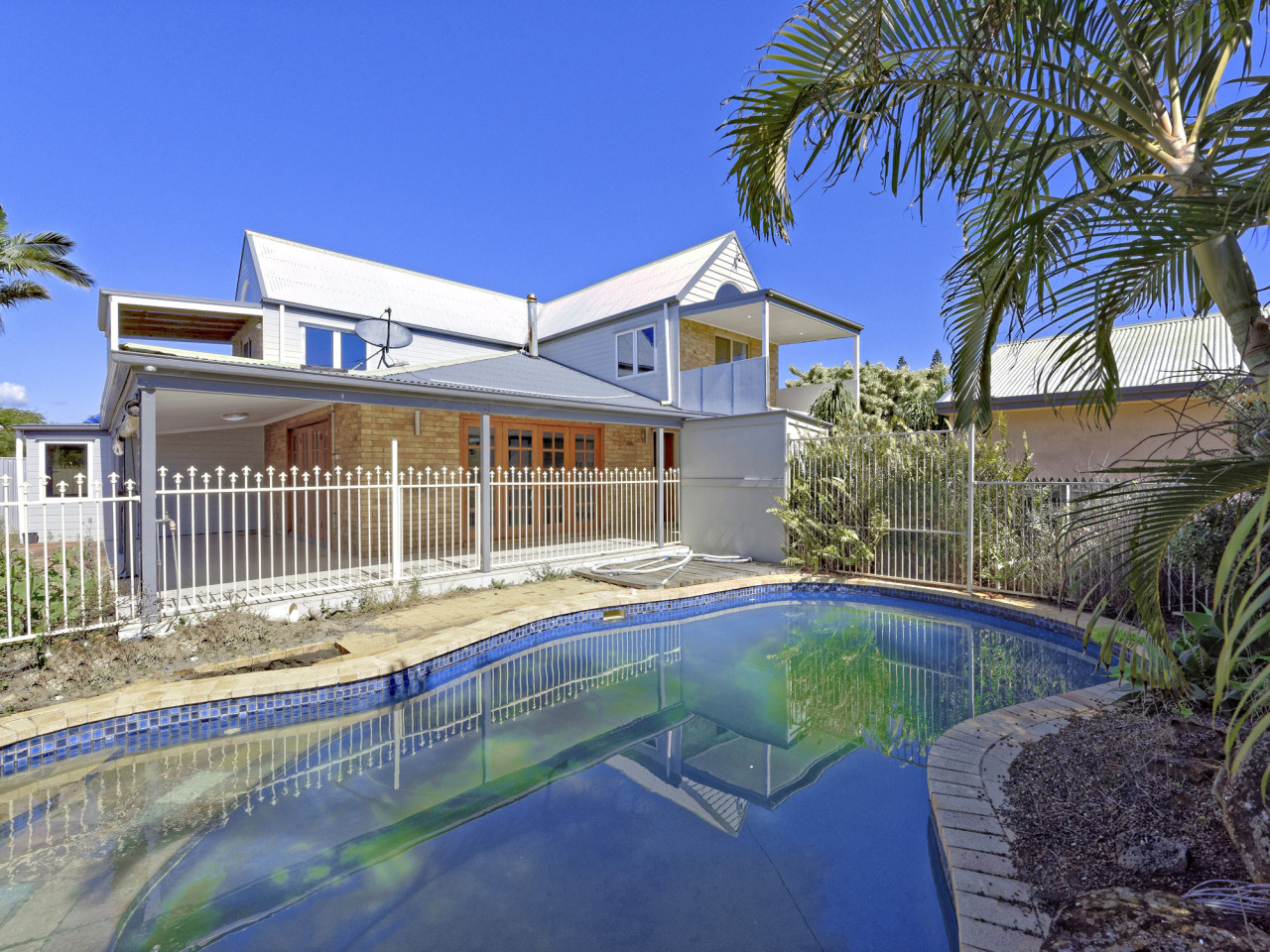 Pool makeover results in resort-like feel for QLD home - The Interiors ...